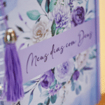 arquivo_digital_capas_miolo_alfabeto_floral_lilas_roxo_album_fotos_mensagem_marca_paginas_envelope_papel_carta_devocional_bloquinho_planejador