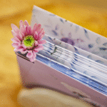arquivo_digital_capas_miolo_alfabeto_floral_lilas_roxo_album_fotos_mensagem_marca_paginas_envelope_papel_carta_devocional_bloquinho_planejador