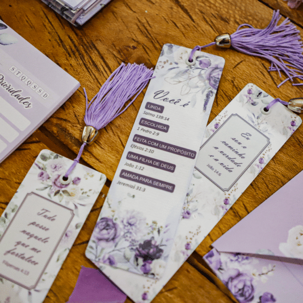 arquivo_digital_capas_miolo_alfabeto_floral_lilas_roxo_album_fotos_mensagem_marca_paginas_envelope_papel_carta_devocional_bloquinho_planejador