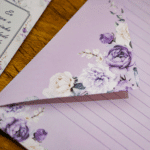 arquivo_digital_capas_miolo_alfabeto_floral_lilas_roxo_album_fotos_mensagem_marca_paginas_envelope_papel_carta_devocional_bloquinho_planejador