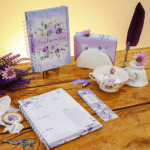 arquivo_digital_capas_miolo_alfabeto_floral_lilas_roxo_album_fotos_mensagem_marca_paginas_envelope_papel_carta_devocional_bloquinho_planejador