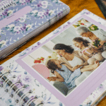 arquivo_digital_capas_miolo_alfabeto_floral_lilas_roxo_album_fotos_mensagem_marca_paginas_envelope_papel_carta_devocional_bloquinho_planejador