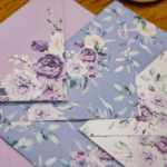 arquivo_digital_capas_miolo_alfabeto_floral_lilas_roxo_album_fotos_mensagem_marca_paginas_envelope_papel_carta_devocional_bloquinho_planejador