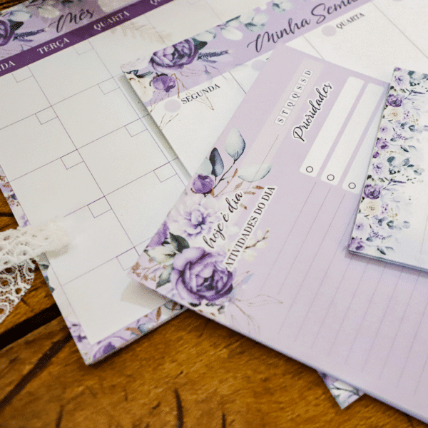 arquivo_digital_capas_miolo_alfabeto_floral_lilas_roxo_album_fotos_mensagem_marca_paginas_envelope_papel_carta_devocional_bloquinho_planejador