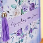 Arquivo_digital_leitura_bíblia_365_dias_jw_testemunhas_jeová_livre_guiada_floral_lilas_roxo