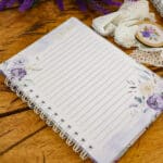 Arquivo_digital_capas_alfabeto_floral_lilas_roxo_miolo_pautado