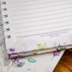 arquivo_digital_capas_versiculo_miolo_pautado_floral_lilas