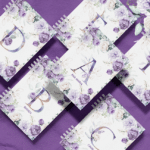 Arquivo_digital_capas_alfabeto_floral_lilas_roxo_miolo_pautado