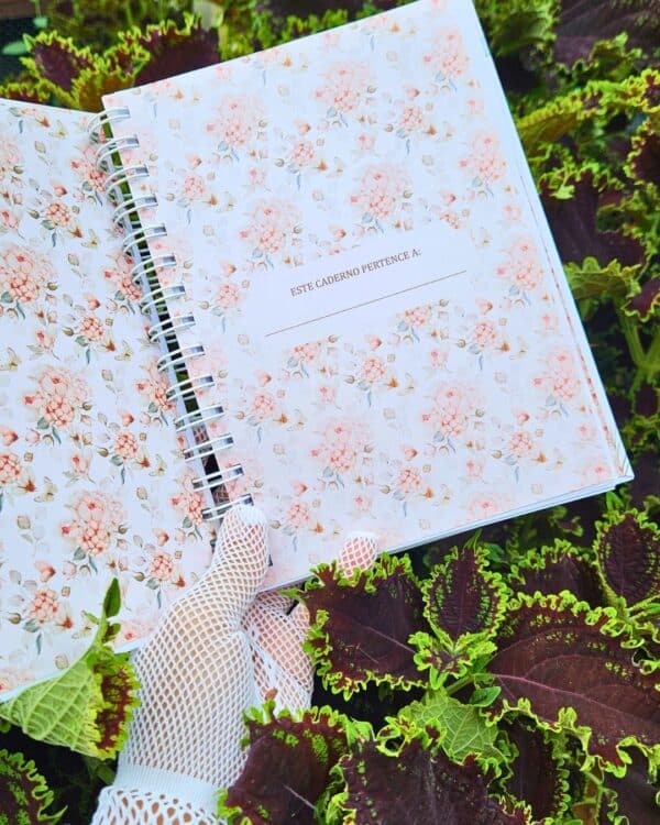 arquivo digital floral de guarda e miolo pautado vintage, decorado com flores rosas, pássaros e borboletas