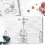 arquivo_digital_kit_capas_miolo_pautado_refugio_encantado_floral_bicicleta_janela_casa_cottage